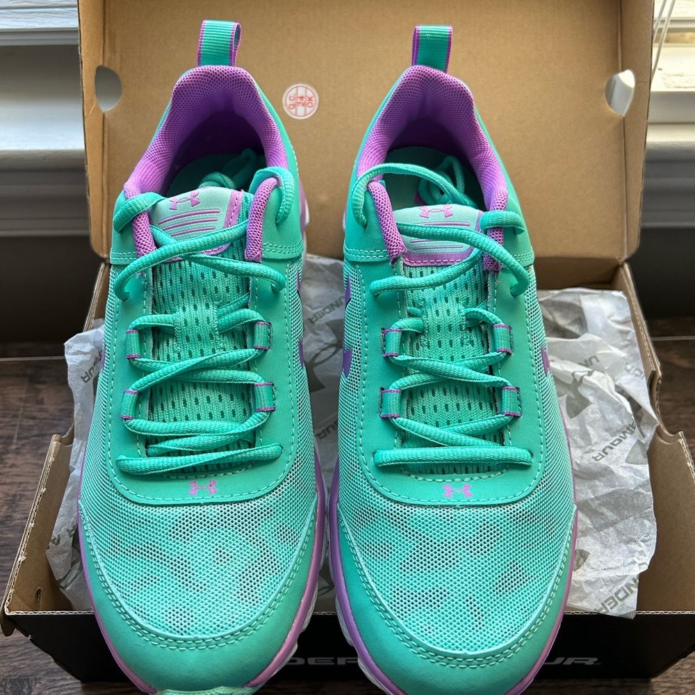 NWT Under Armour Assert 8 Size:6.5Y